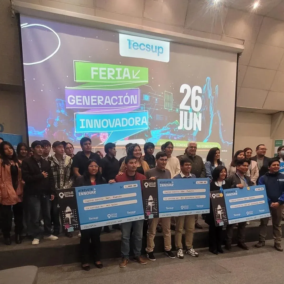 Equipo presentando Guardian en Pitch Competition Tecsup