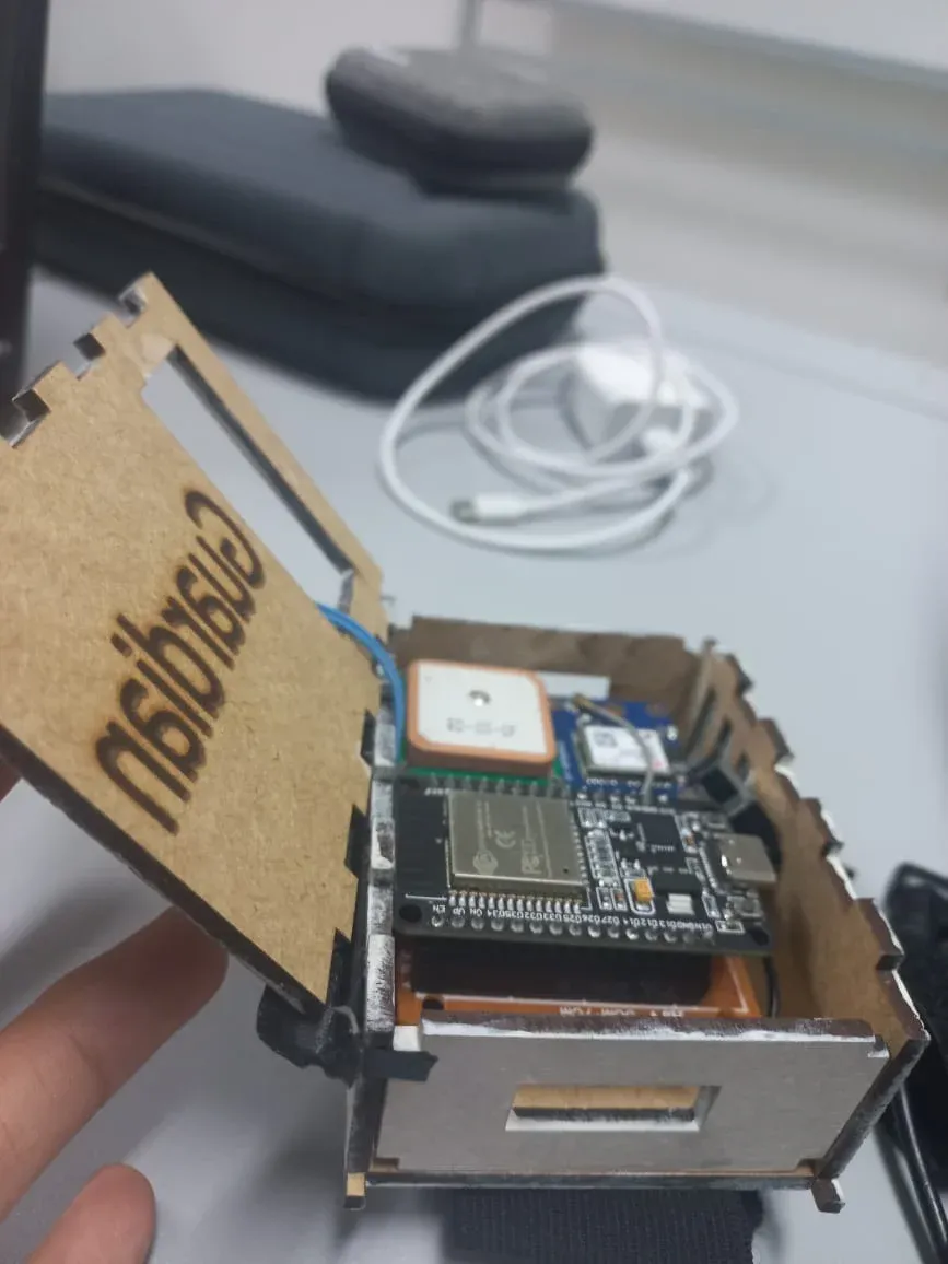 Prototipo del dispositivo Guardian con ESP32 y GPS